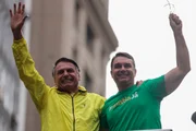 Flávio Bolsonaro prometeu conceder indulto ao pai caso seja eleito presidente