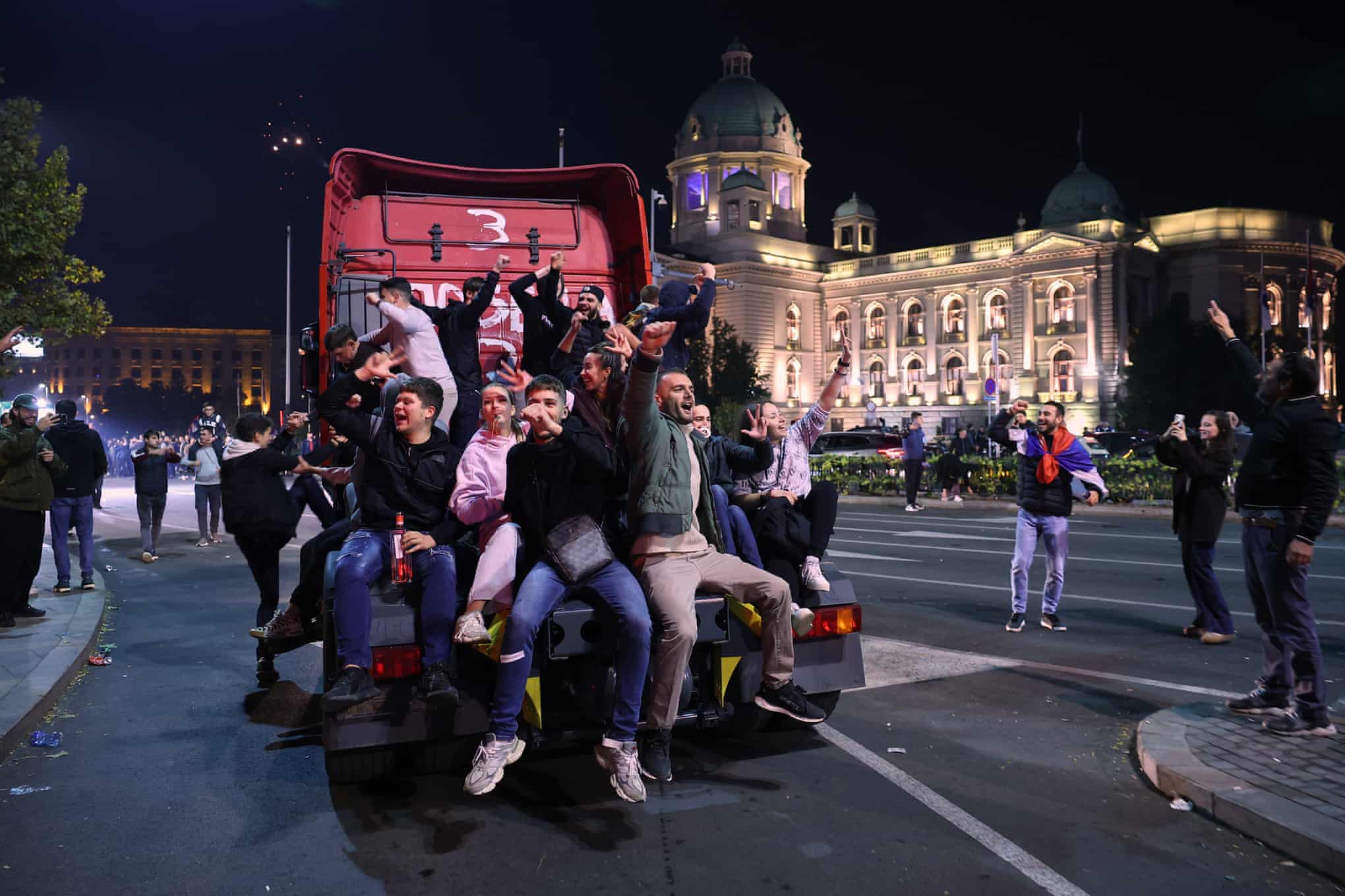 Brindis, fogos de artifício e bandeiras após Vučić admitir a derrota nas eleições sérvias – em fotos