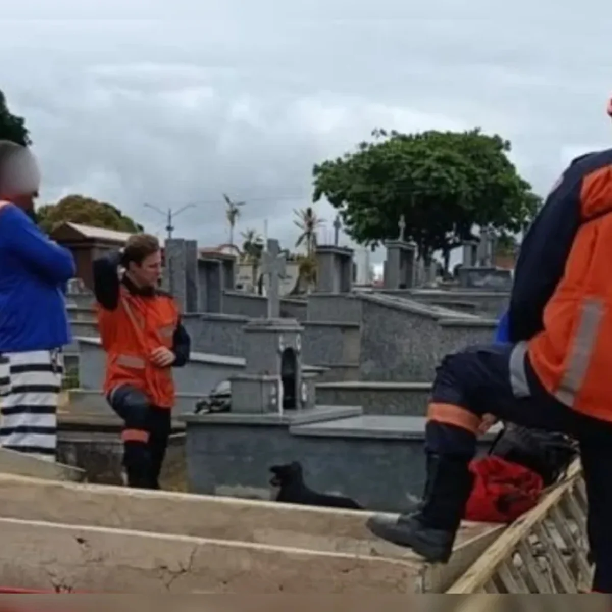 Jazigo cede e homem morre após cair dentro do túmulo do pai no ES
