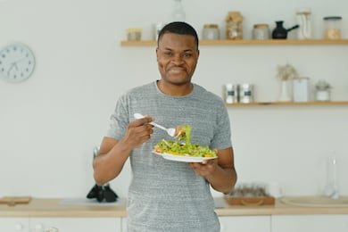 Treinar à noite exige mudanças na alimentação? Saiba como equilibrar refeições e sono
