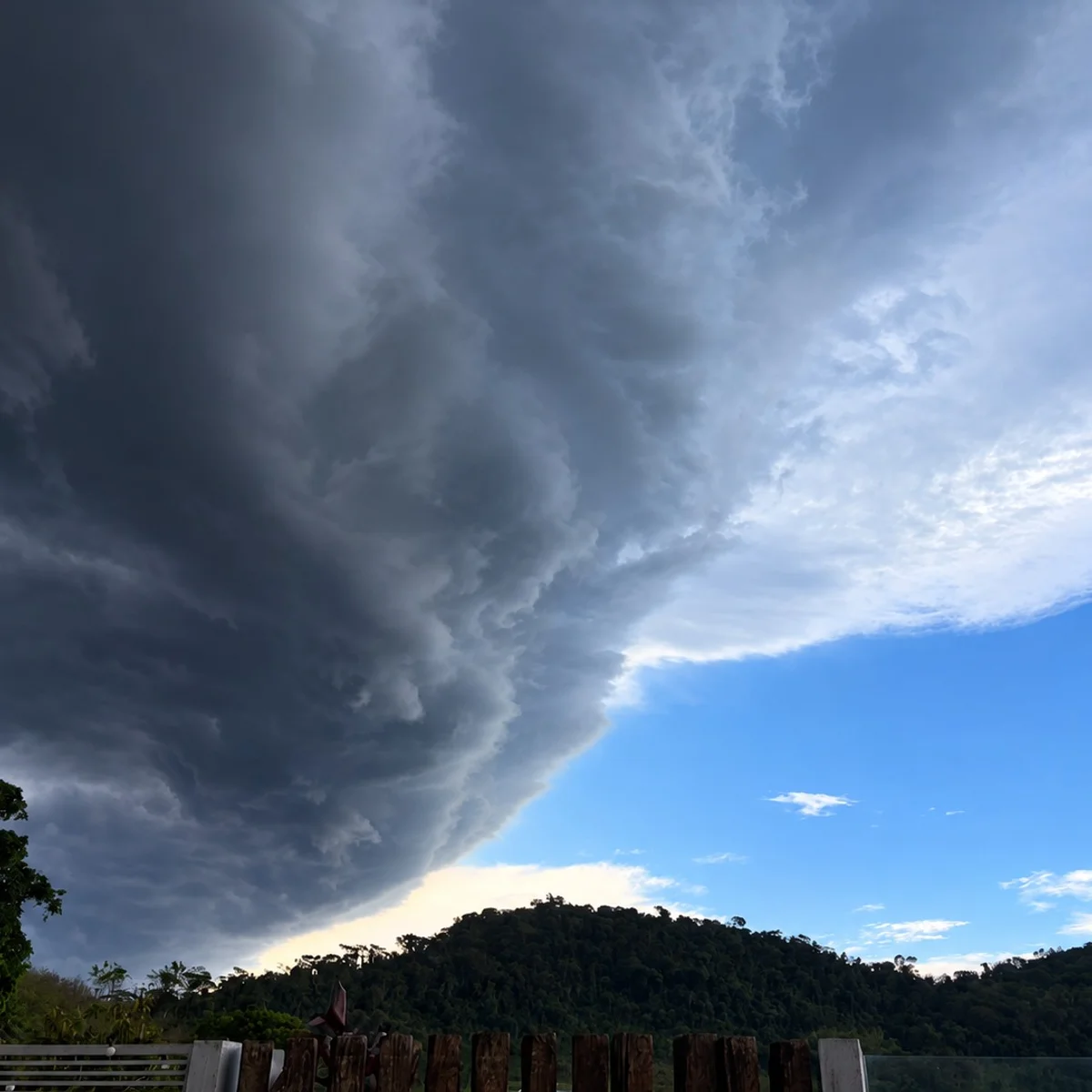 Granizo e ventos de até 100 km/h colocam 255 cidades de MG em alerta