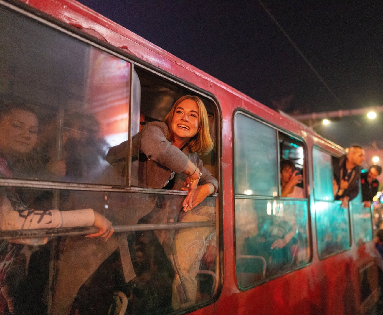 Brindis, fogos de artifício e bandeiras após Vučić admitir a derrota nas eleições sérvias – em fotos