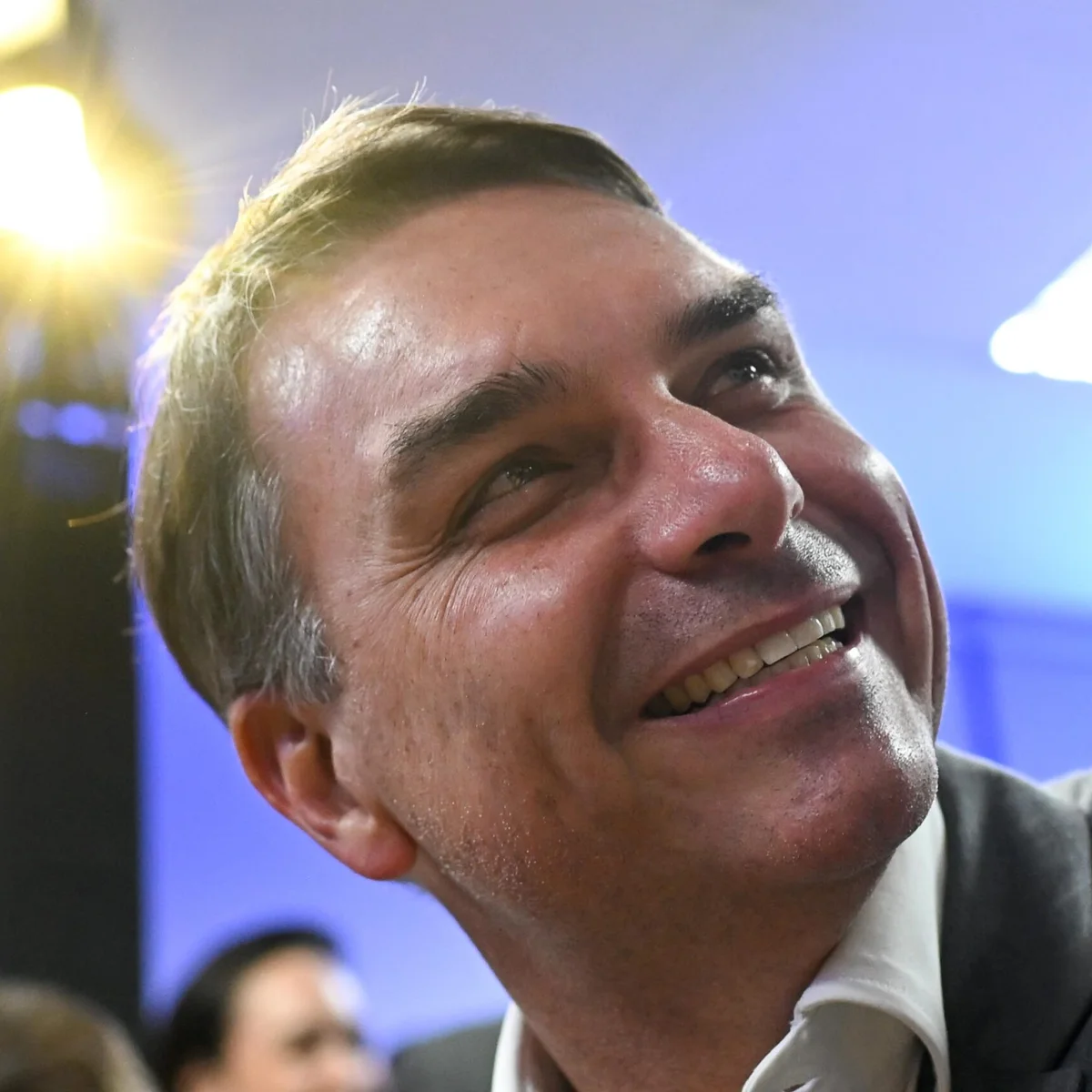 Na véspera da eleição, Flávio Bolsonaro faz live com artistas sertanejos