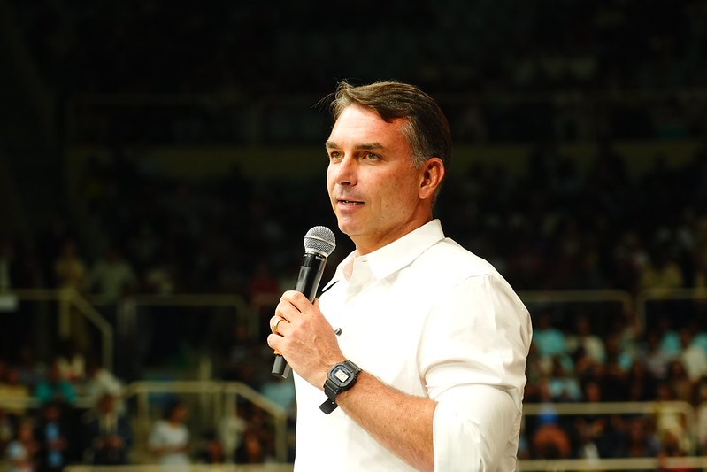 Da 'carga de hipocrisia' ao 'vou votar a favor': entenda como e por que Flávio mudou discurso sobre o fim da escala 6x1
