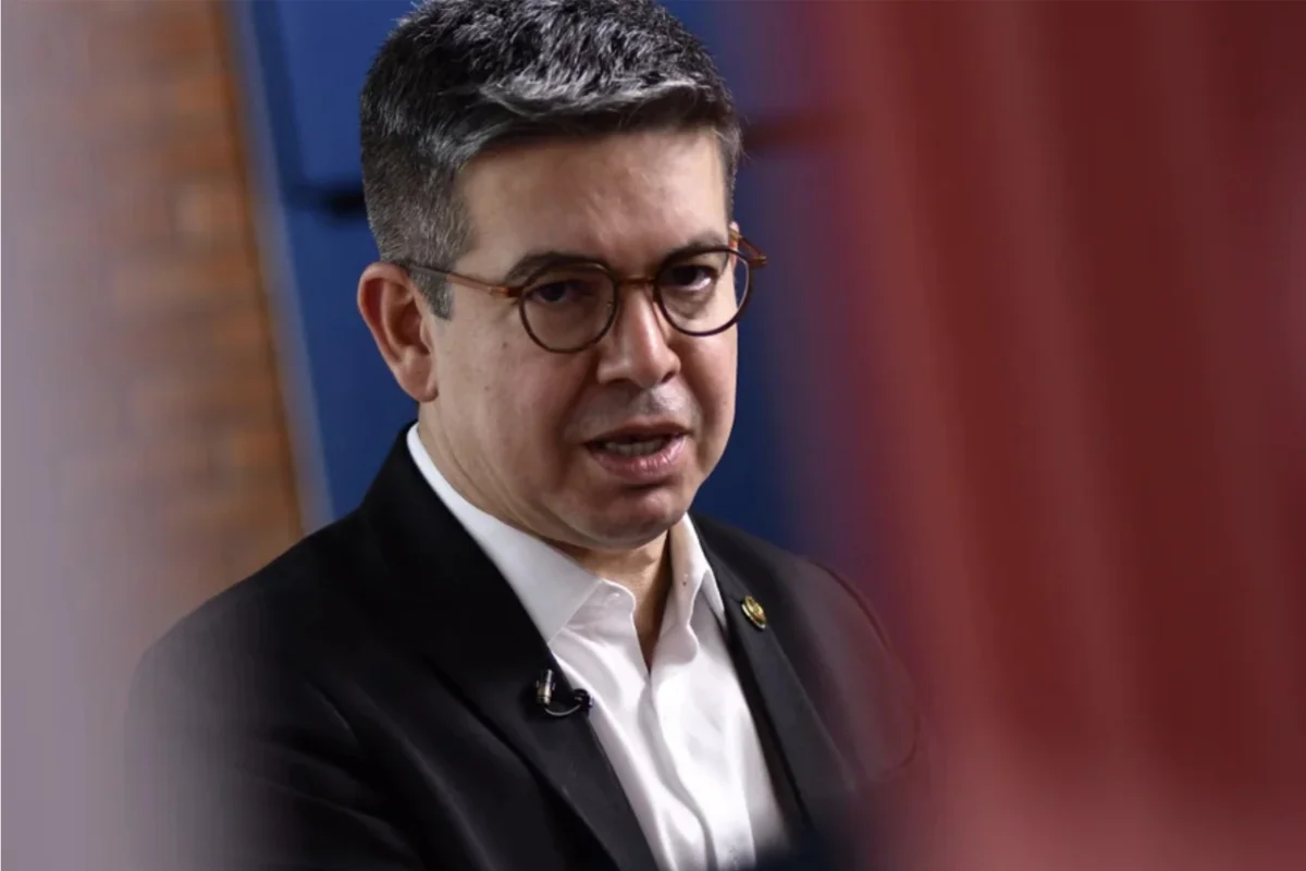 Imagem da matéria: Bancada do PT leva denúncia contra Flávio ao Conselho de Ética do Senado
