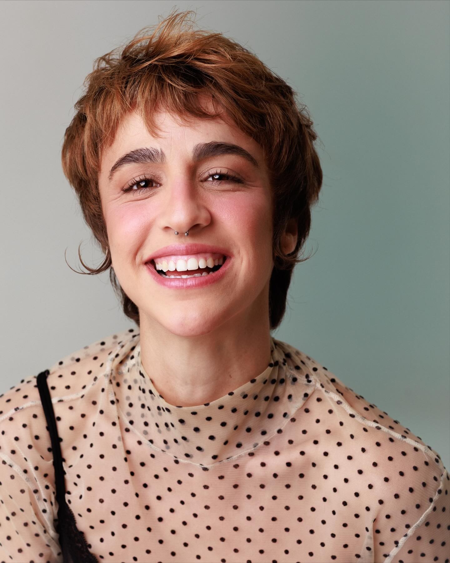 Juliana Brisson é atriz, palhaça profissional e diretora. Fez parte do elenco de apoio das novelas "Quem ama cuida" e "Dona de mim" — Foto: Isadora Relvas / Reprodução Instagram