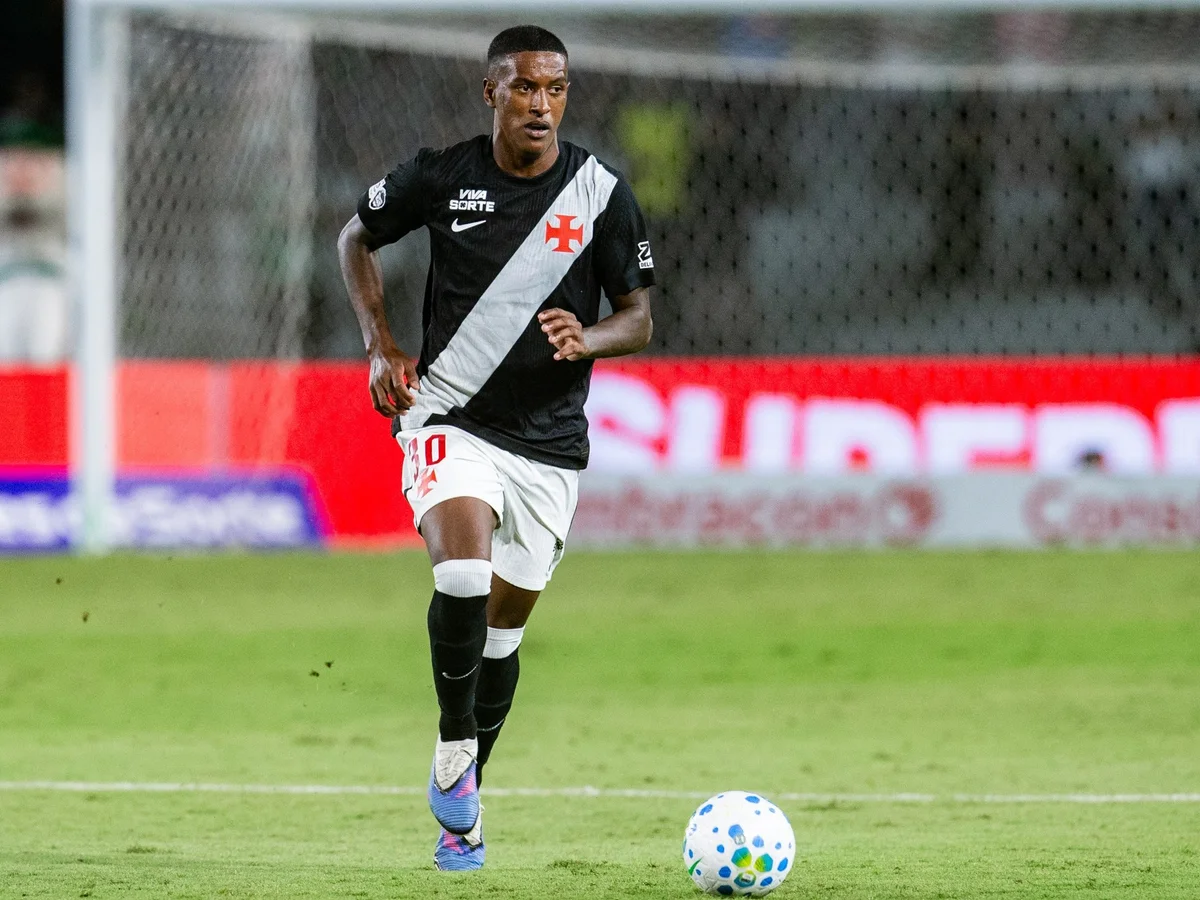Robert Renan, do Vasco, se envolve em acidente de carro. Jogador passa bem