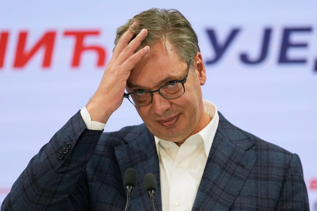 Brindis, fogos de artifício e bandeiras após Vučić admitir a derrota nas eleições sérvias – em fotos