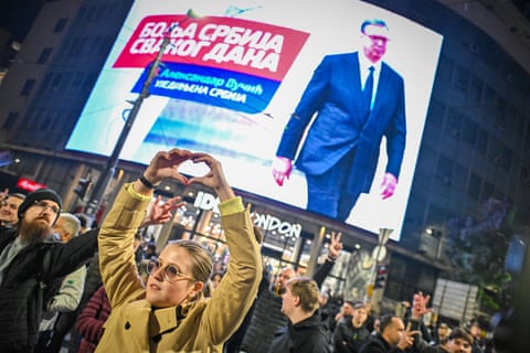 Brindis, fogos de artifício e bandeiras após Vučić admitir a derrota nas eleições sérvias – em fotos