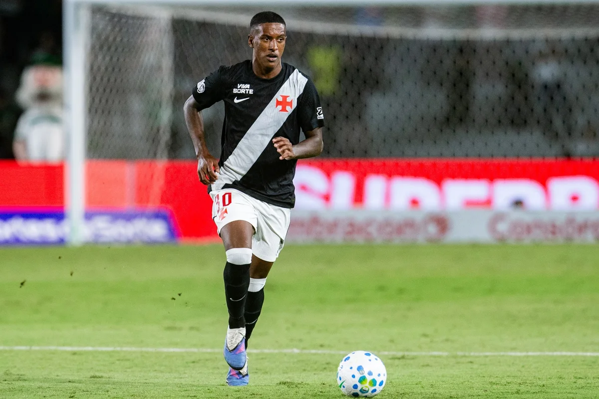 Robert Renan, do Vasco, se envolve em acidente de carro. Jogador passa bem