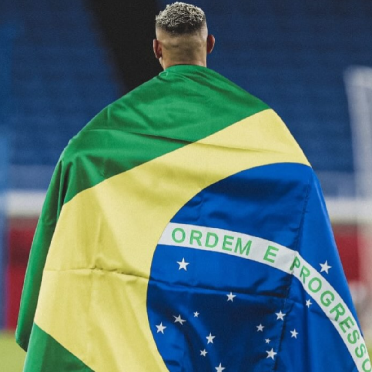 Richarlison faz apelo por voto no segundo turno e diz: 'Nunca me esqueci de onde eu vim'