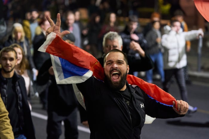 Brindis, fogos de artifício e bandeiras após Vučić admitir a derrota nas eleições sérvias – em fotos