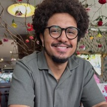 O baiano João Pimenta fará sua estreia em novela. Ele é ator, humorista e roteirista. Fez parte do elenco de obras de humor como "Volte sempre", "Bolão da firma" e "Pablo e Luisão". Também esteve no filme "O Shaolin do sertão 2" — Foto: Reprodução Instagram