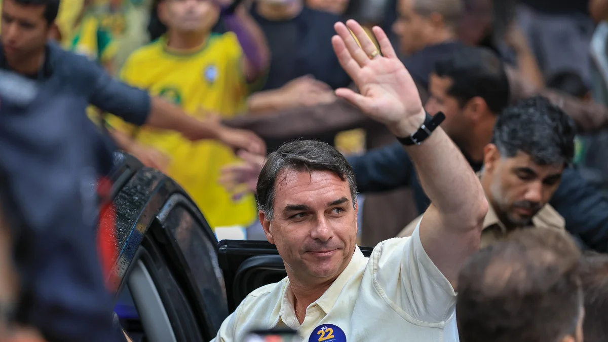 TSE desmente Flávio Bolsonaro sobre retirada de fiscais do PL de sala-cofre