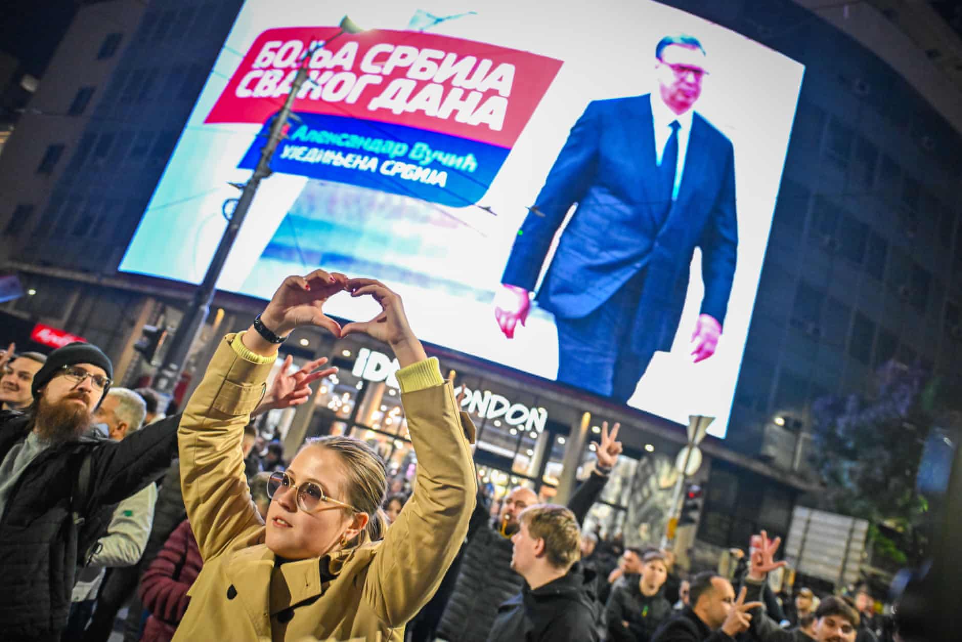 Brindis, fogos de artifício e bandeiras após Vučić admitir a derrota nas eleições sérvias – em fotos