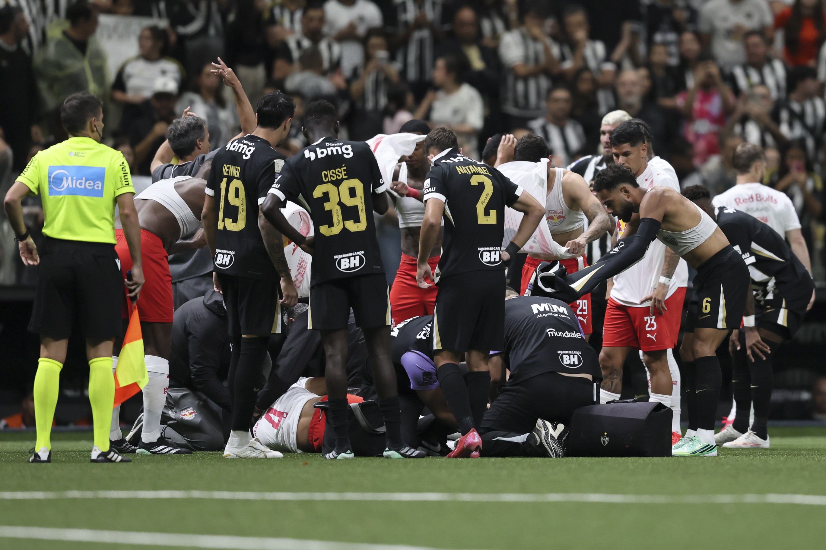 Atlético-MG x Bragantino: jogador deixa jogo de ambulância após choque aos nove segundos; veja lance
