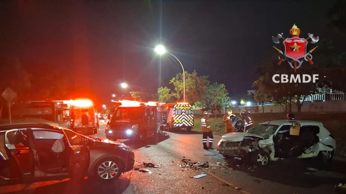 Acidente entre dois carros na Asa Norte deixa quatro pessoas feridas