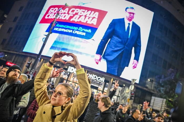 Brindis, fogos de artifício e bandeiras após Vučić admitir a derrota nas eleições sérvias – em fotos