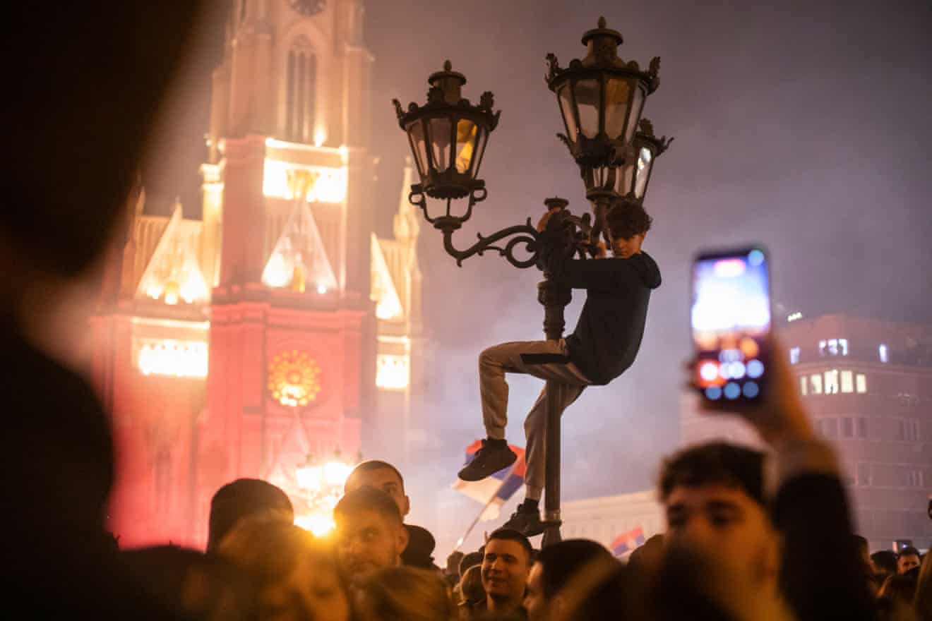Brindis, fogos de artifício e bandeiras após Vučić admitir a derrota nas eleições sérvias – em fotos