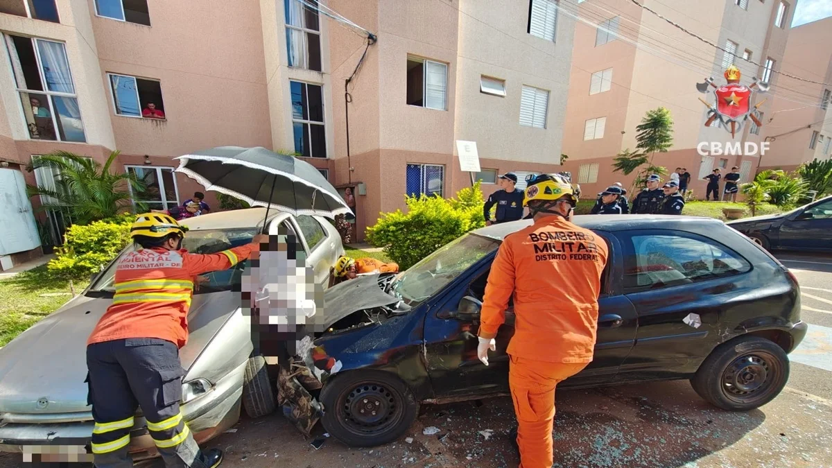 Homem fica prensado entre dois carros e fratura perna em acidente no DF