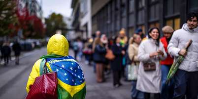 Brasileiros votam no segundo turno das eleições presidenciais em Zurique, Suíça Foto: EPA/Shutterstock / BBC News Brasil