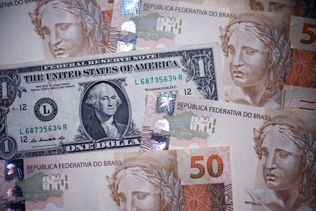 Dólar despenca para abaixo dos R$ 5 com resultado do 1º turno da eleição presidencial