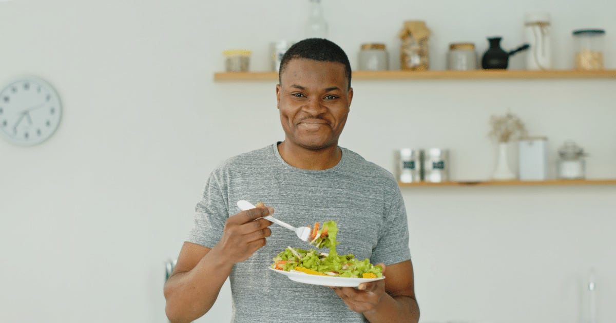 Treinar à noite exige mudanças na alimentação? Saiba como equilibrar refeições e sono