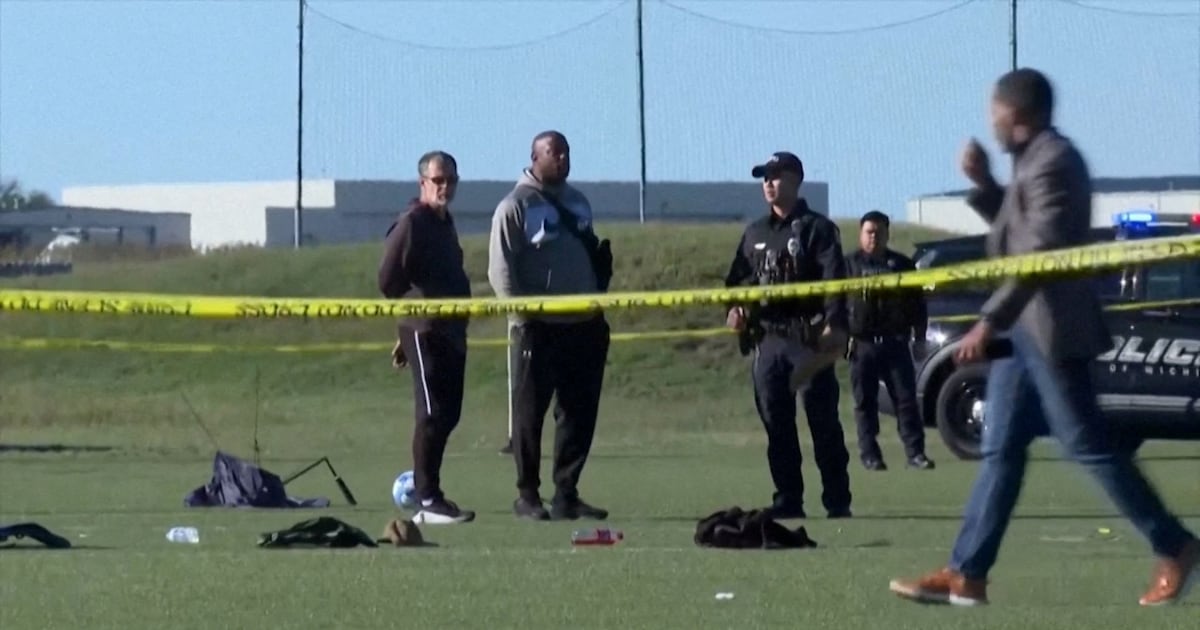Caminhão invade campo com jogo de futebol em curso, mata dois e deixa 11 feridos nos EUA