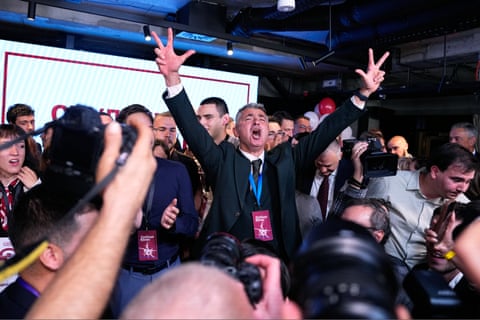 Brindis, fogos de artifício e bandeiras após Vučić admitir a derrota nas eleições sérvias – em fotos