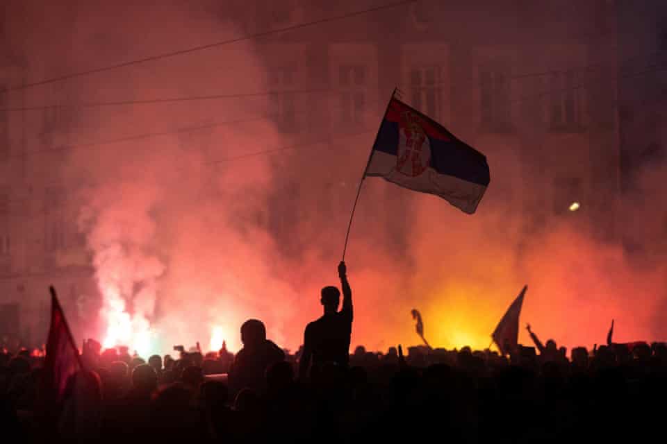 Brindis, fogos de artifício e bandeiras após Vučić admitir a derrota nas eleições sérvias – em fotos