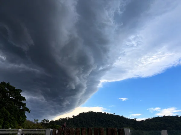 Granizo e ventos de até 100 km/h colocam 255 cidades de MG em alerta