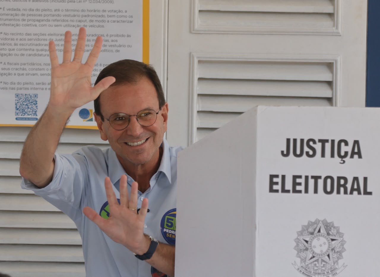 Eduardo Paes, candidato ao governo, vota no Rio — Foto: Márcia Foletto