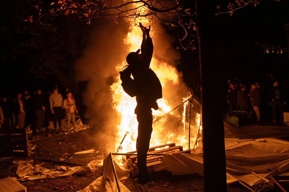 Brindis, fogos de artifício e bandeiras após Vučić admitir a derrota nas eleições sérvias – em fotos