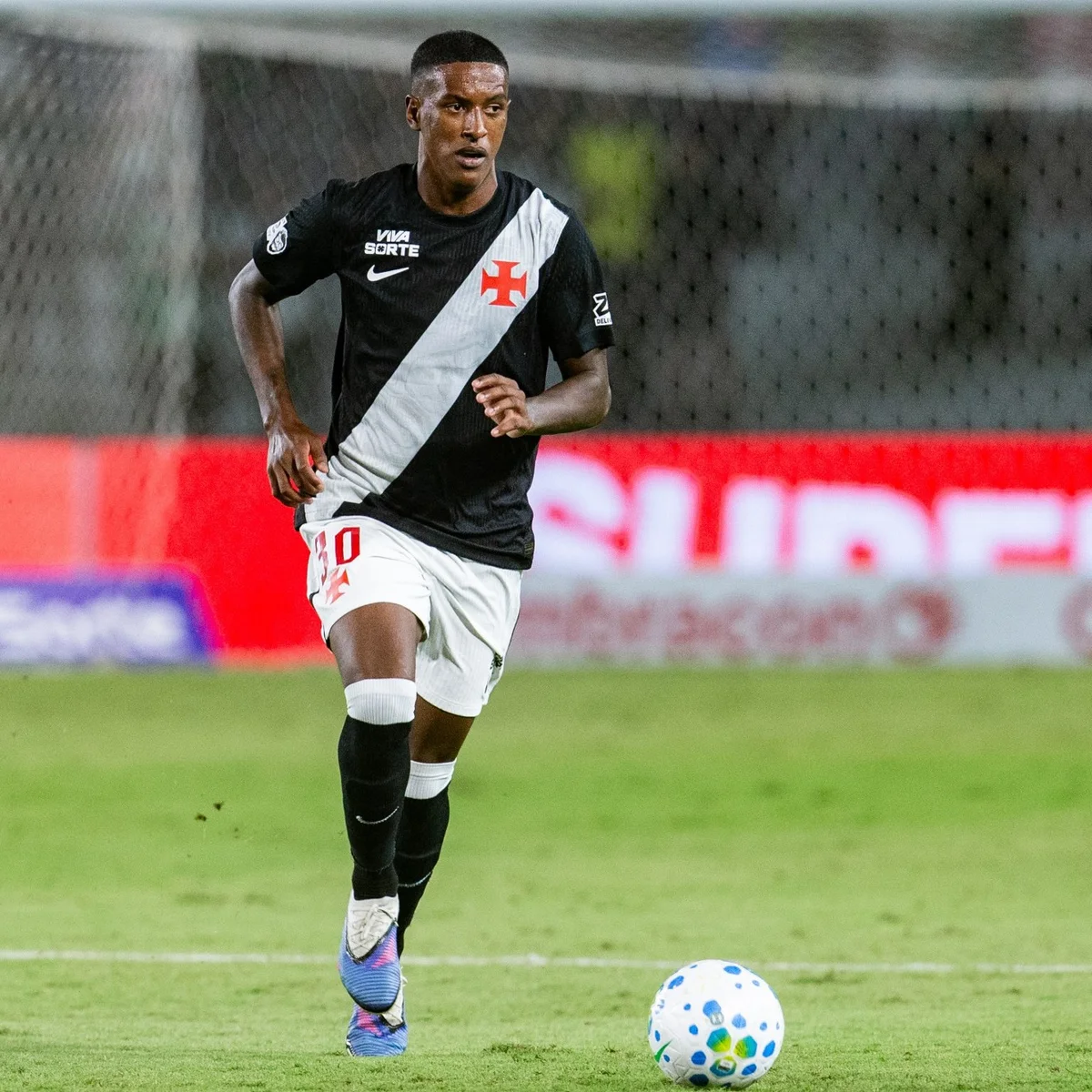 Robert Renan, do Vasco, se envolve em acidente de carro. Jogador passa bem