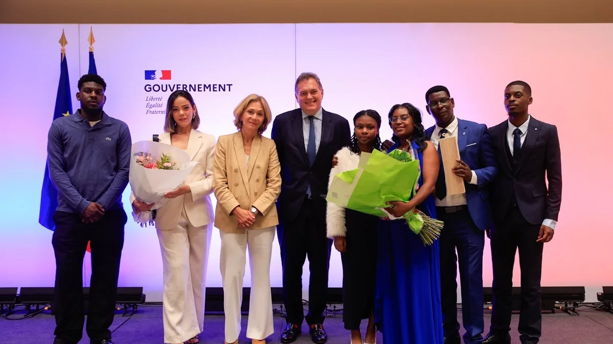 Mulher que salvou brasileira de estupro em trem na França é homenageada