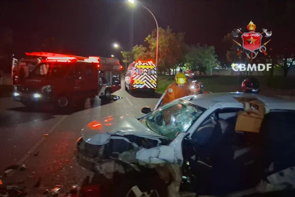 Acidente entre dois carros na Asa Norte deixa quatro pessoas feridas - destaque galeria