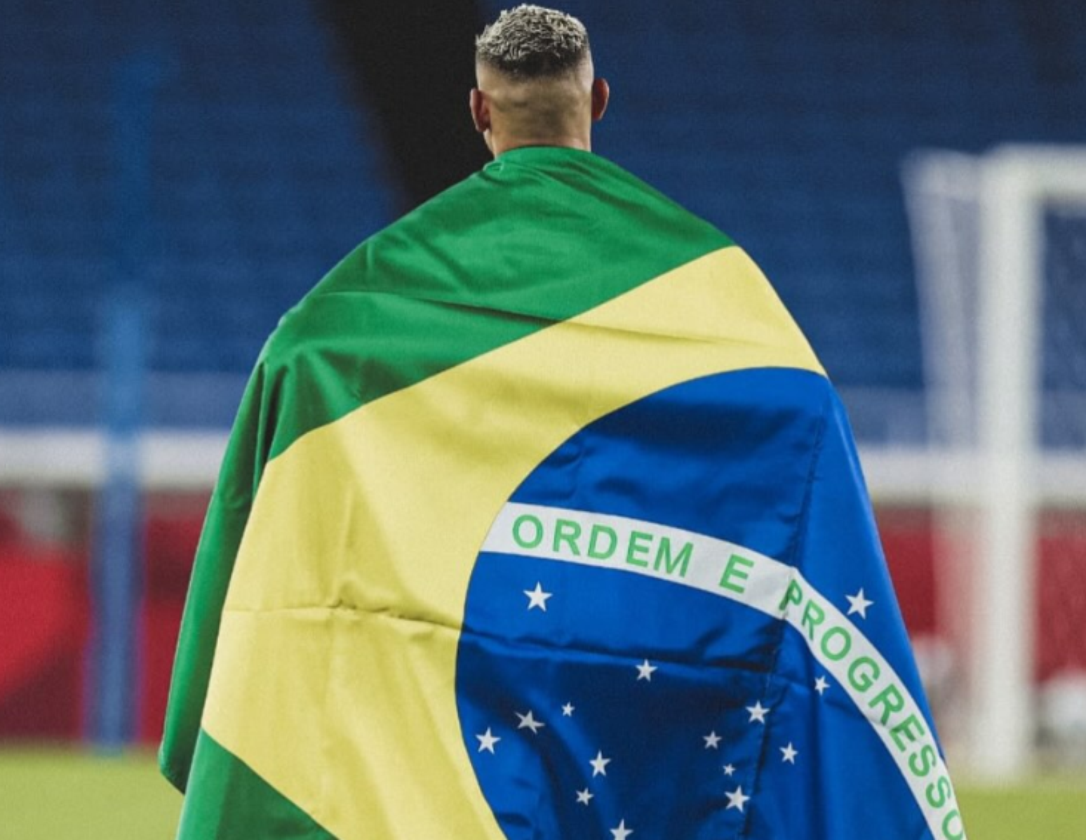 Jogador Richarlison publicou no Instagram uma foto enrolado na bandeira do Brasil pedindo consci&ecirc;ncia para vota&ccedil;&atilde;o no domingo