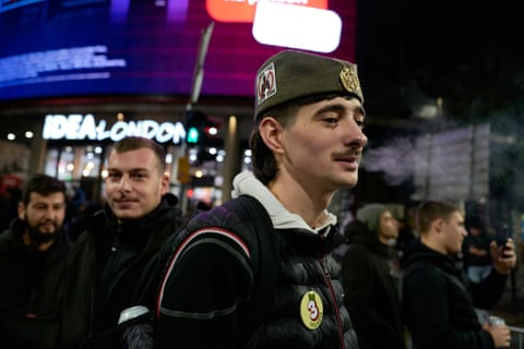 Brindis, fogos de artifício e bandeiras após Vučić admitir a derrota nas eleições sérvias – em fotos