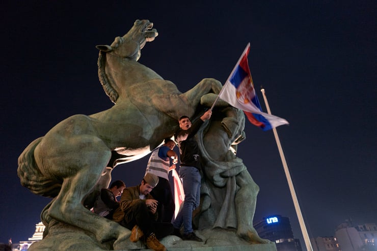 Brindis, fogos de artifício e bandeiras após Vučić admitir a derrota nas eleições sérvias – em fotos