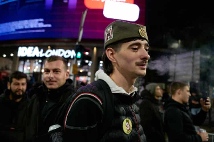 Brindis, fogos de artifício e bandeiras após Vučić admitir a derrota nas eleições sérvias – em fotos