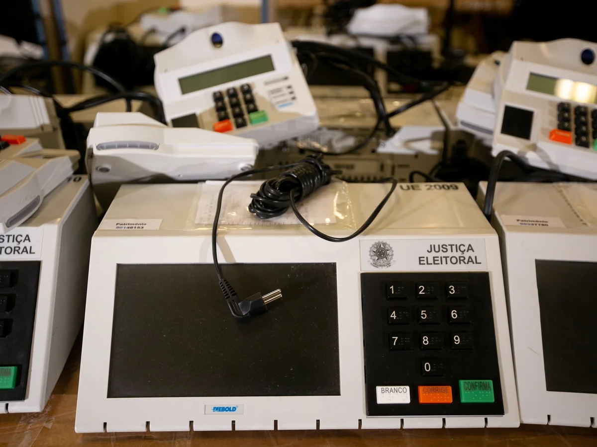 Nas primeiras horas de votação, 421 urnas já foram substituídas, diz TSE