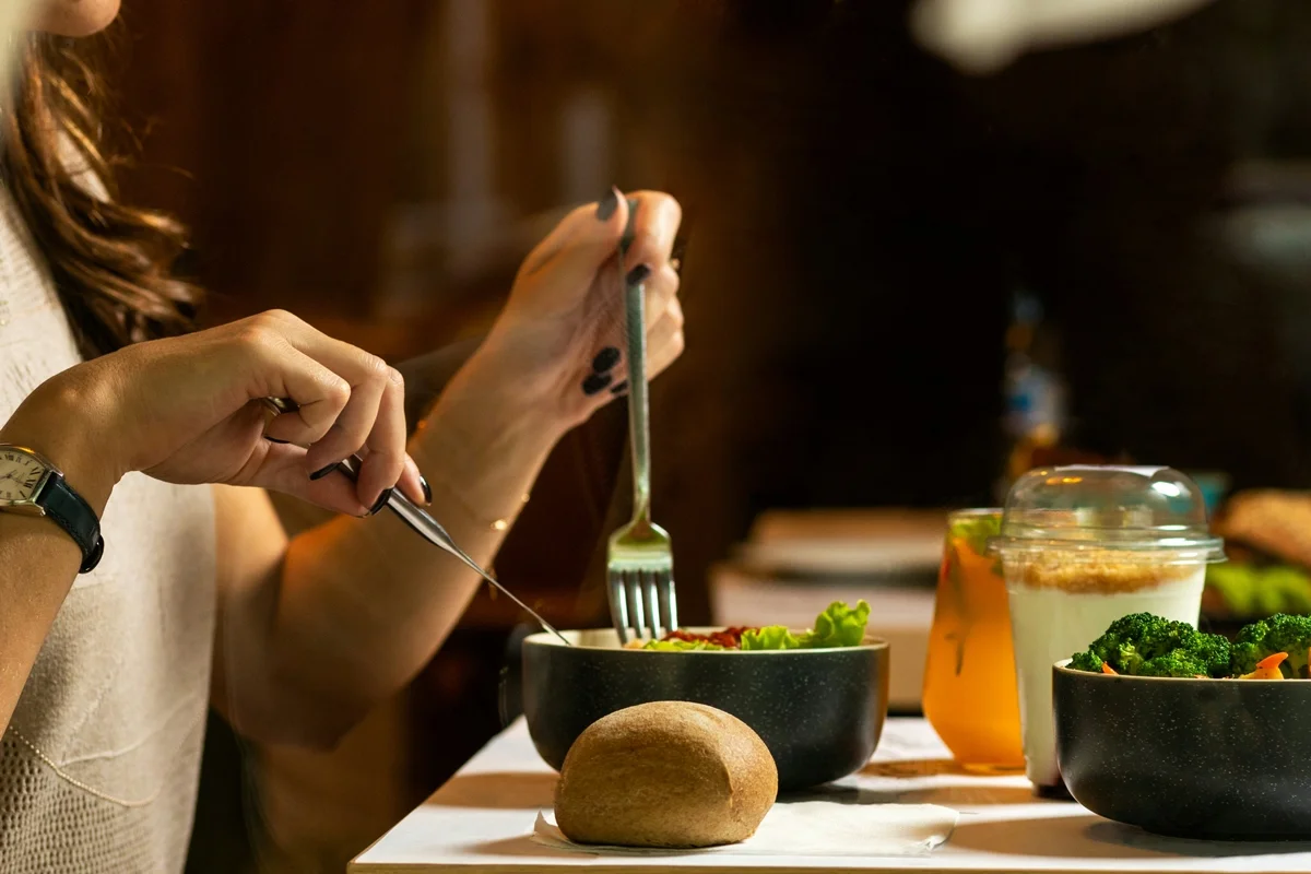 Saiba como a alimentação atua na prevenção de um AVC, segundo nutri