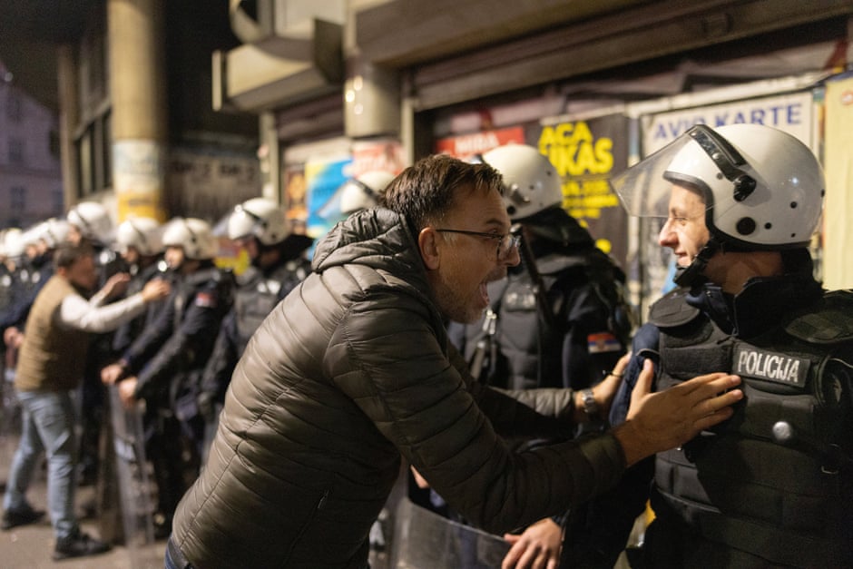 Brindis, fogos de artifício e bandeiras após Vučić admitir a derrota nas eleições sérvias – em fotos