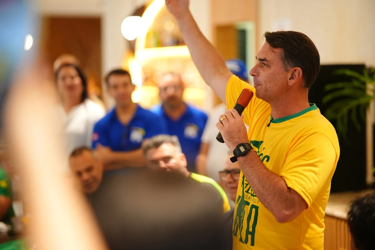 Imagem da matéria: Campanha de Flávio orienta oposição a se abster na votação da 6x1 no Senado