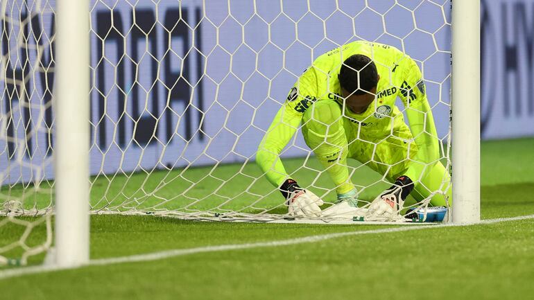 Carlos Miguel ‘cola’ e acaba com a ‘maldição’ nos pênaltis de Weverton. Thiago Silva perdoa Nonato e se despede da Libertadores. ‘Foi a minha última’
