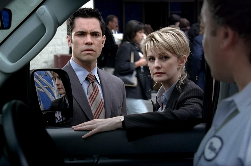 Em Cold Case, a detetive Lily revisita casos que foram arquivados sem solução — Foto: Reprodução/IMDb