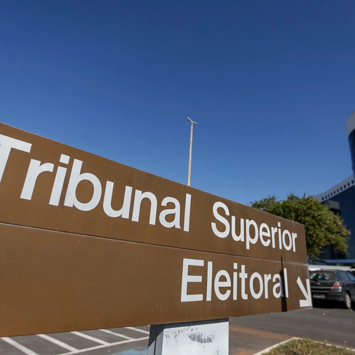 TSE dá 24 horas para Meta comprovar paridade nas campanhas de Lula e Flávio
