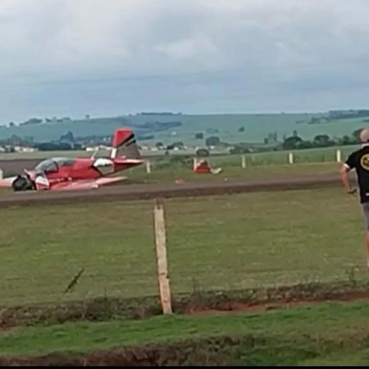 Avião de pequeno porte cai e mata 2 pessoas no interior de SP