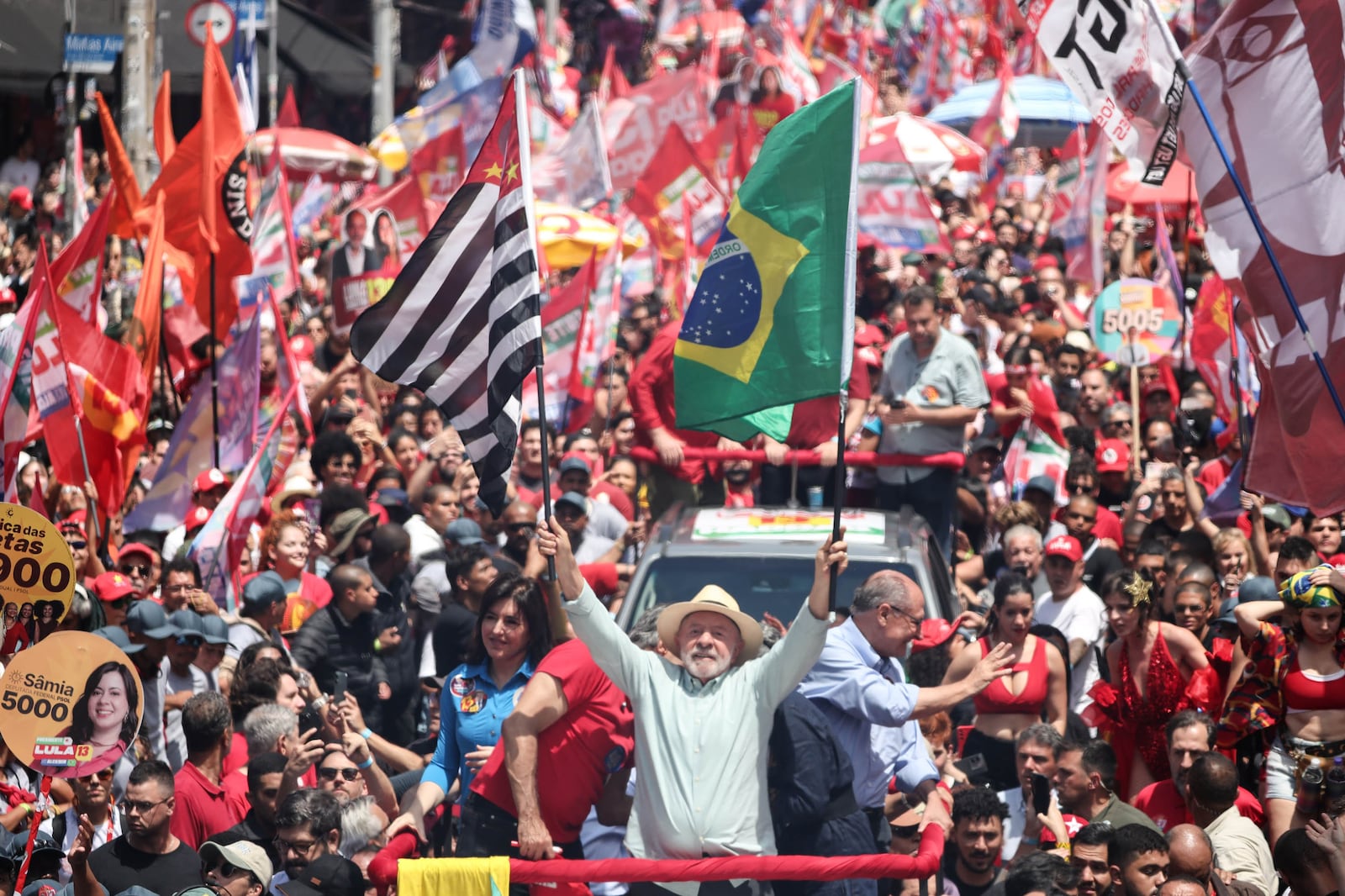 Lula participa de caminhada de campanha com candidatos e apoiadores do PT na avenida Paulista