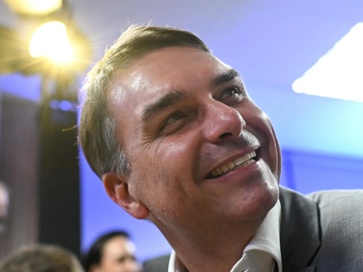 Na véspera da eleição, Flávio Bolsonaro faz live com artistas sertanejos